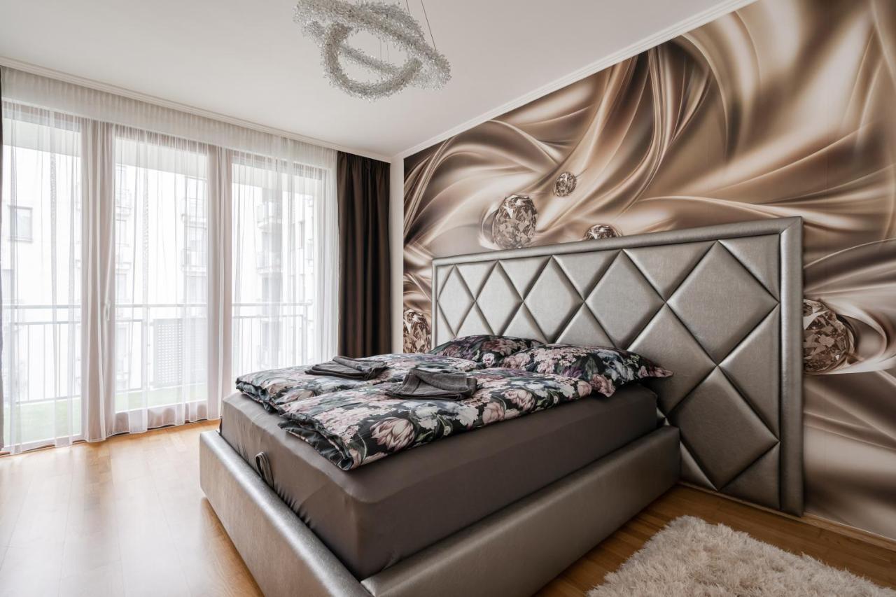 Penthouse Three Bedrooms, Three Balconies Apartment With Free Parking In Kiraly Street Budapest Exterior foto