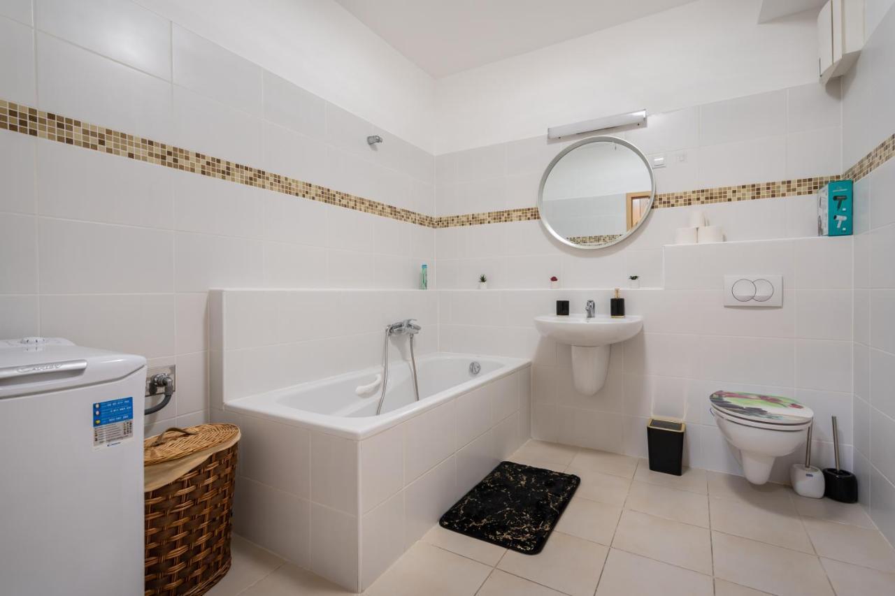 Penthouse Three Bedrooms, Three Balconies Apartment With Free Parking In Kiraly Street Budapest Exterior foto
