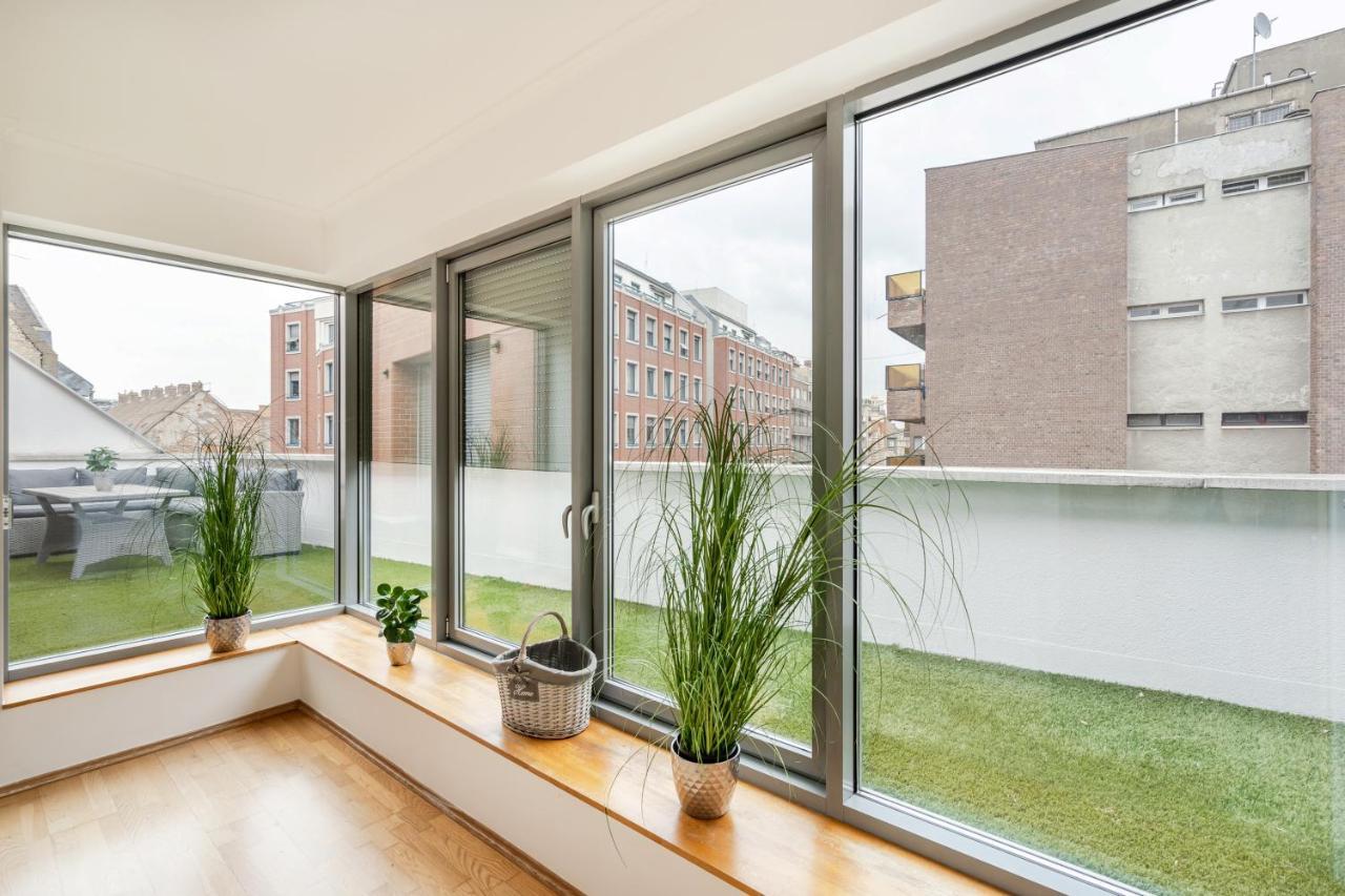 Penthouse Three Bedrooms, Three Balconies Apartment With Free Parking In Kiraly Street Budapest Exterior foto