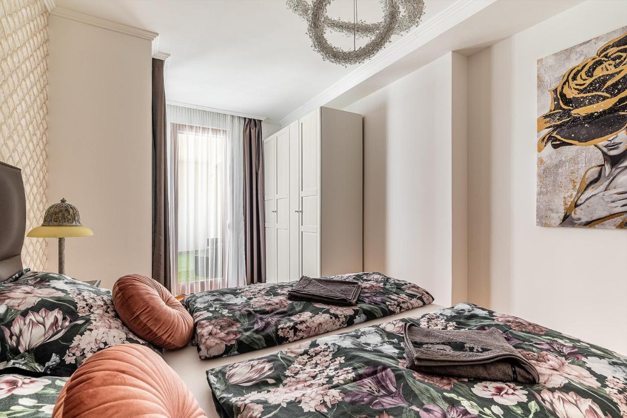 Penthouse Three Bedrooms, Three Balconies Apartment With Free Parking In Kiraly Street Budapest Exterior foto